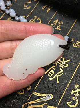 新疆白玉精雕立体吊坠送证书