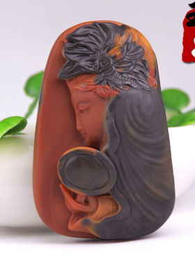 新疆天然金丝玉/红色带黑皮色沙漠漆/美女/遇贵人把件/名家吴春强