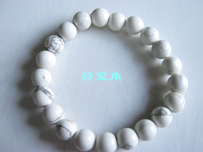 白松石属于松石的一种，白色光主健康，可平衡情绪、净化心灵，是很好的护身符和平安符。因其有很独特的黑色线纹，很像中国的水墨画，男女皆可佩戴且价格不贵，很受欢迎！