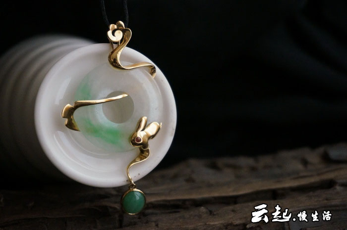 云起收藏。奔月。天然清代老翡翠平安扣碧玺18K金吊坠项坠