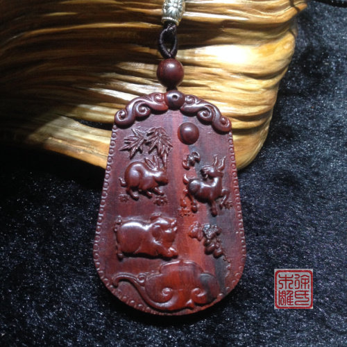 小叶紫檀猪兔羊三合木局吊坠 红木亥卯未木牌