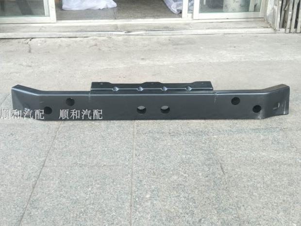 五十铃铁防撞梁前杠原装前保险杠图片