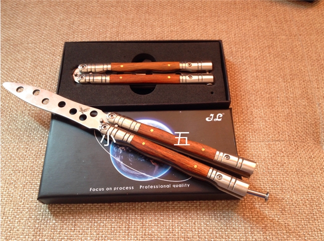 木柄复古蝴蝶刀梳子大上海防滑甩刀未开刃练习刀送维修工具刀套