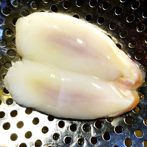 墨鱼蛋食用方便的，您清洗干净后，放进盘子，然后切些肉末放上去，上面打个鸡蛋，就可以放锅里蒸了，熟透即可。哇..哇..哇...想想就口水直流啊，美味哦。