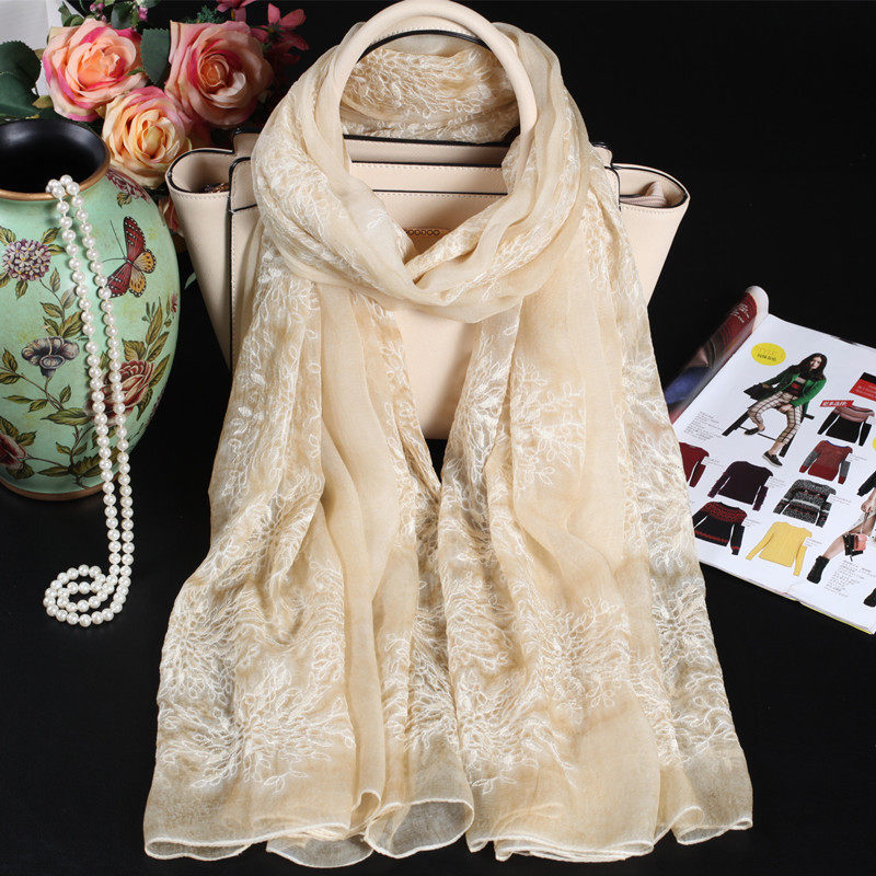 2021韩国绣花真丝围巾女性柔美桑蚕丝巾春秋冬刺绣披肩浅杏色围脖