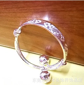 小孩电镀白金色铃铛聪明伶俐手镯
