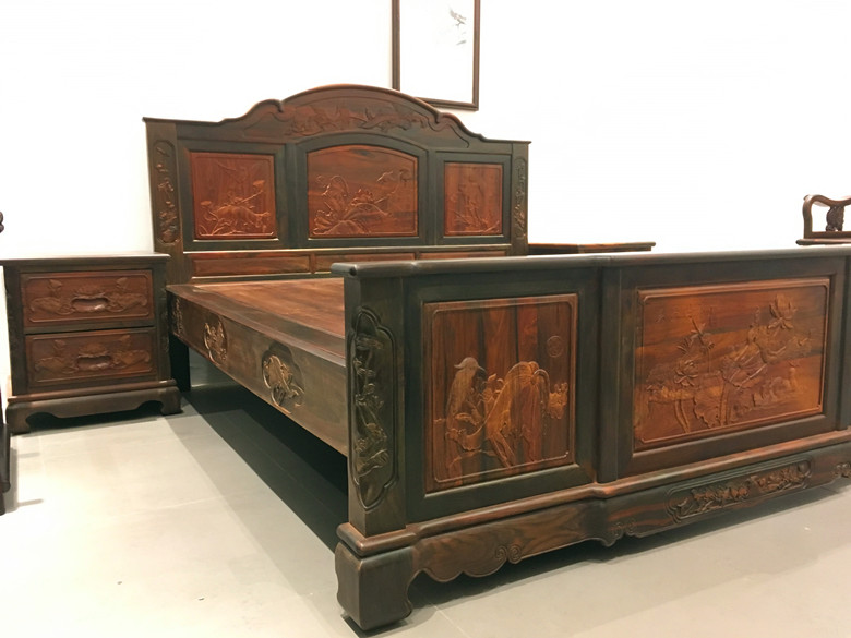 【天香倾城用料】厂家自产自销正宗老挝大红酸枝（交趾黄檀）双人床，造型赏心悦目，雕工精美榫卯结构，仙作大师工艺，大料老料制作，无白皮无拼补。德国木材烘干机械，在不损木头前提下，确保成品不开裂不变形。 【天香倾城售后】一年免费上门维护，三年内免材料费上门维护，终身免费提供红木家具养护用品。六年等值回收。