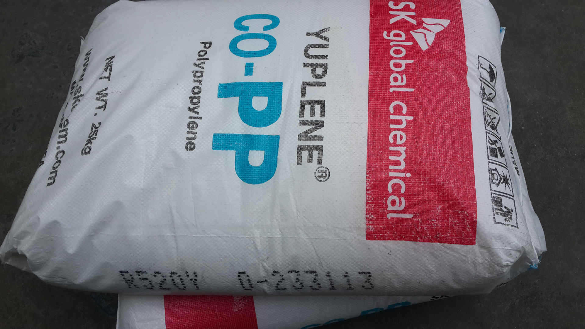 原料网上报价均为1千克的价格，一般规格是25千克/包，支持多种原料混搭订购。因塑料行情波动频繁，可能会与当天实际报价有所差异，请用旺旺或电话先咨询。电话13612747636/袁小姐。