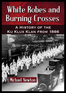 【预售】White Robes and Burning Crosses: A History of the