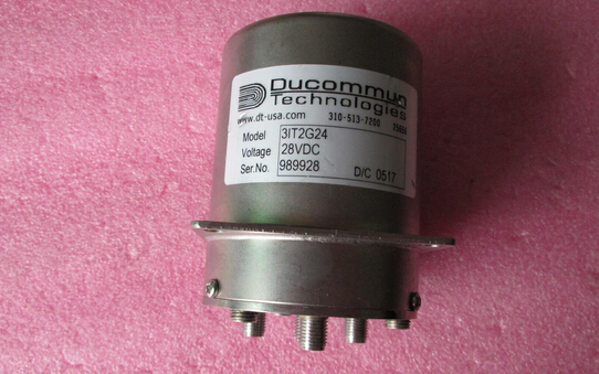 美国ducommun公司 3IT2G24 SP3T DC-18GHz 450W 28V SMA 射频微波继电器同轴开关 频率范围：DC-18GHz 带内匹配50欧姆负载 插损：0.4dB 隔离度：80dB 输入最大功率：450W 工作电压：28V
