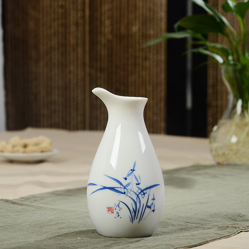 半斤装企鹅白瓷分酒器
