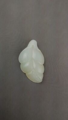 和田玉一级白玉籽料挂件--一叶缠绵 HTY0144