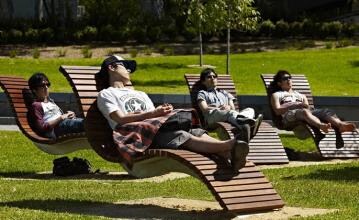 户外休闲铁木躺椅公园沙滩躺椅