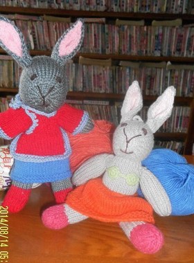 手工diy成品编织宝宝毛衣包包装饰挂件玩偶公仔穿胸罩的晚安兔兔