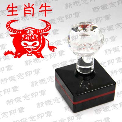 生肖姓名印章是一种很个性、很时尚的印章形式，本店设计的生肖印章可以盖在书的扉页、信件的署名处。无论盖到哪里，总能彰显您的非凡品味，令人刮目相看。