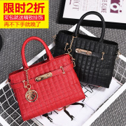 Baby Tao new handbags for fall/winter Europe fashion trend of the embossed shoulder bag handbag bag rhombic handbags United States