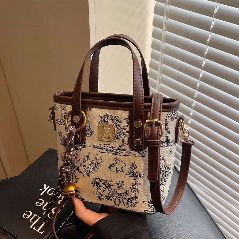 今年流行的包包女式2025新款潮流行时尚手拎单肩包休闲斜挎水桶包,箱包皮具/热销女包/男包,水桶包,淘宝优惠券,粉丝福利购,淘宝优惠卷