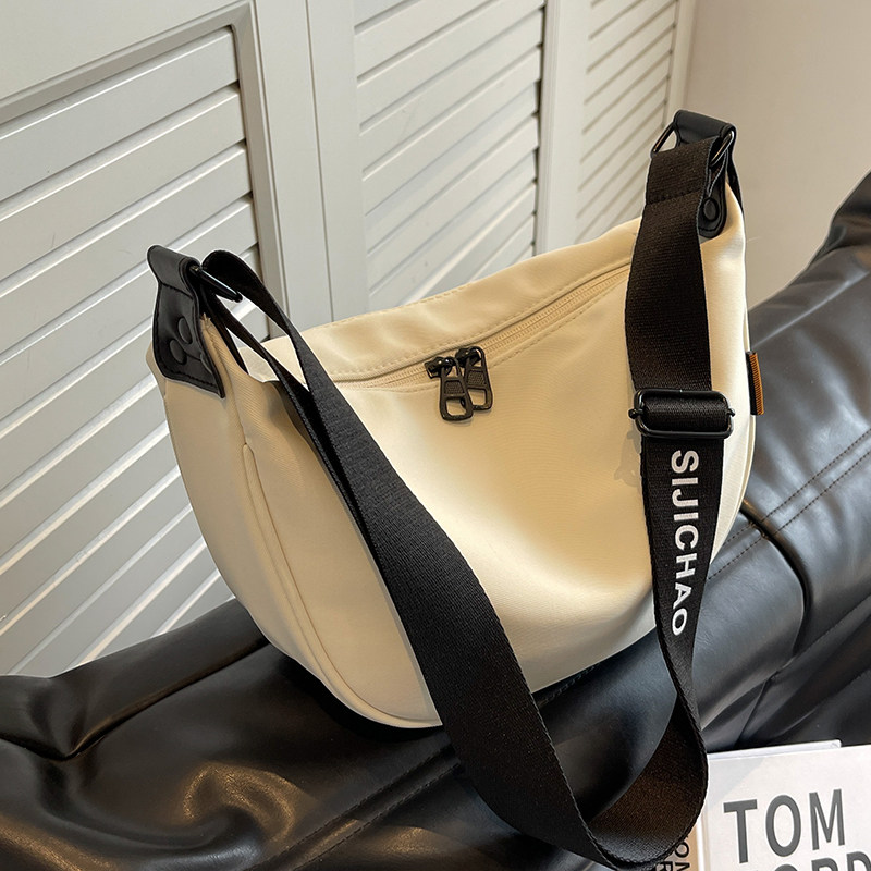 小众帆布包包女大容量2023新款高级感宽肩带斜挎包休闲水饺包