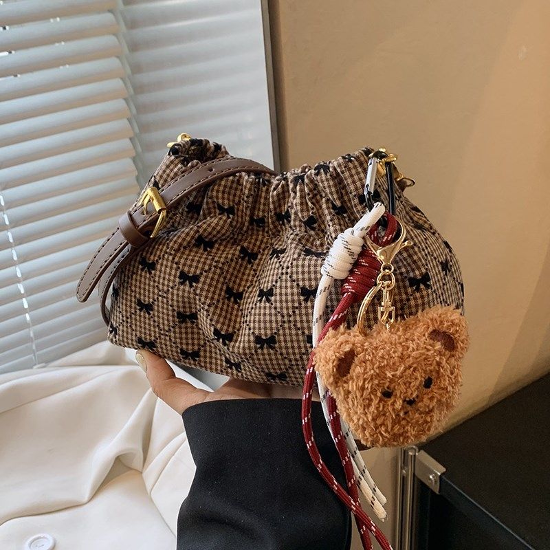 超火小众豹纹包包女2024新款秋冬季百搭斜挎包精致迷你褶皱水桶包,箱包皮具/热销女包/男包,水桶包,淘宝优惠券,粉丝福利购,淘宝优惠卷