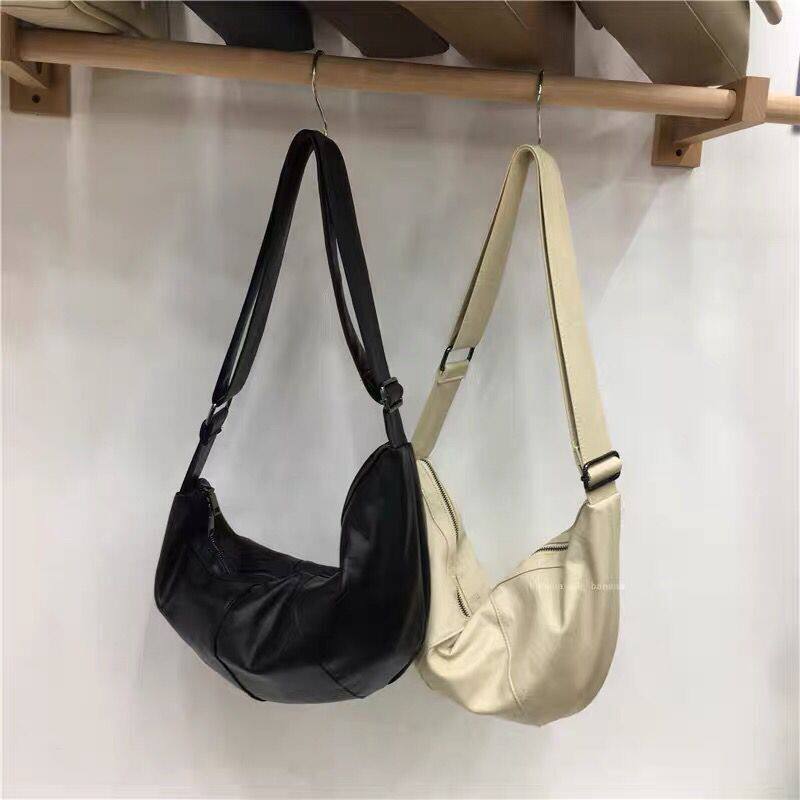 ins潮港风休闲软皮饺子包女包2023F大容量月亮包宽肩带单肩斜挎包