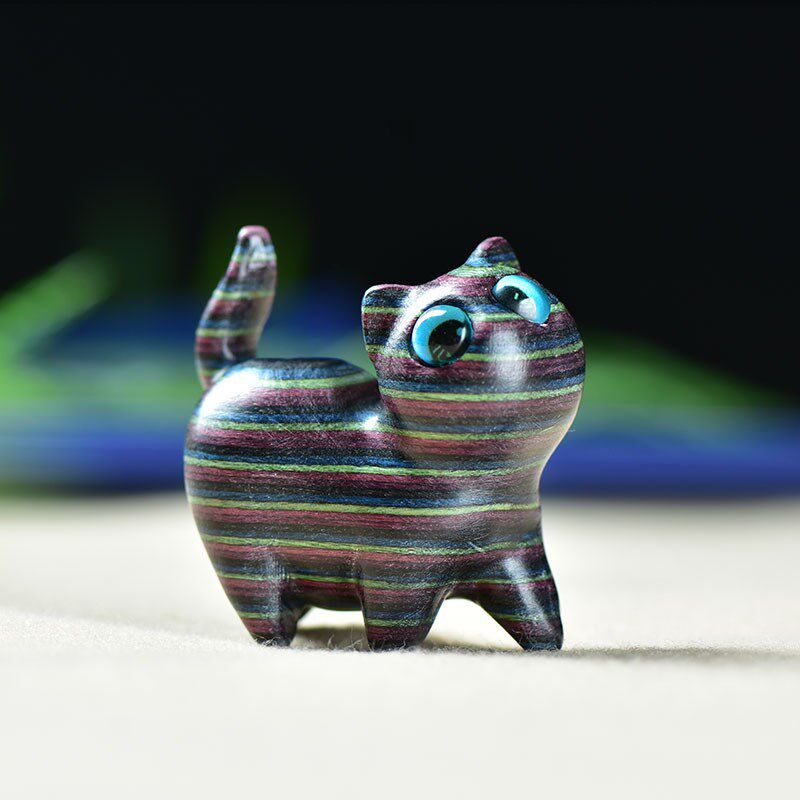 天然彩虹木自信小猫咪办公客厅小摆件绿檀木雕吊坠桌面茶宠摆件