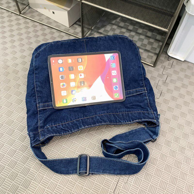 牛仔布斜挎包男2025新款潮酷学生装书大容量简约森系休闲单肩包女