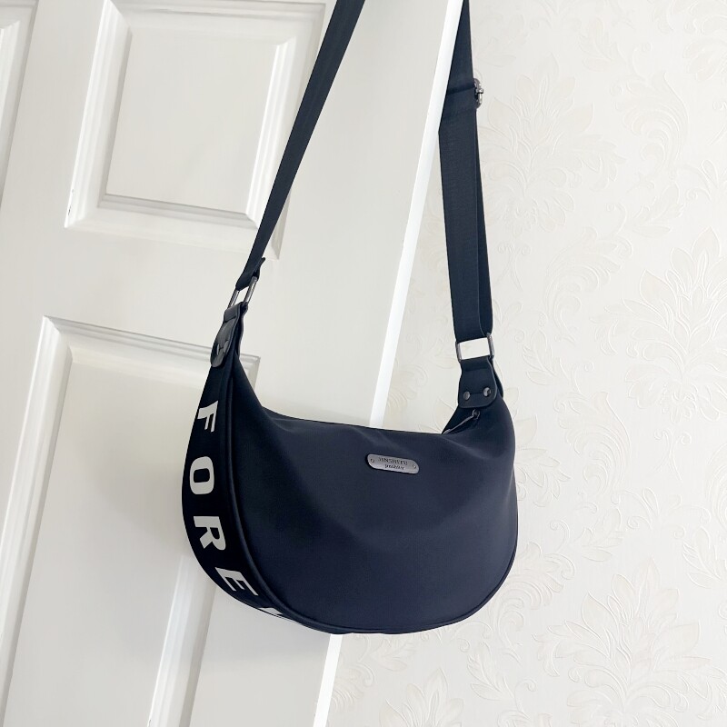 韩版百搭单肩包防水牛津布简约轻便斜挎包时尚学生字母女包大容量