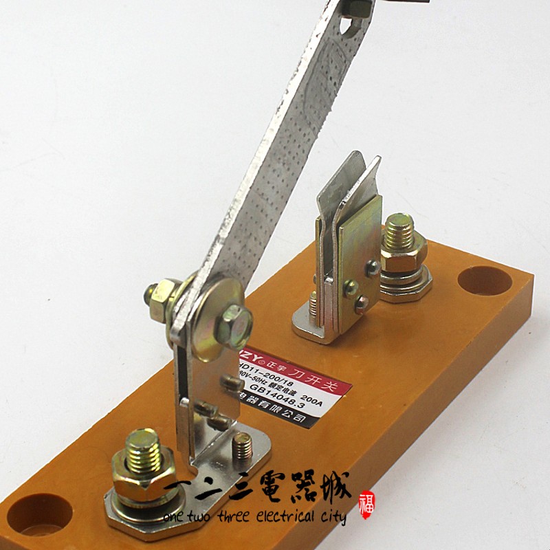 HD11F-200/18 200A 单相 单投闸刀 隔离开关 刀闸 刀开关