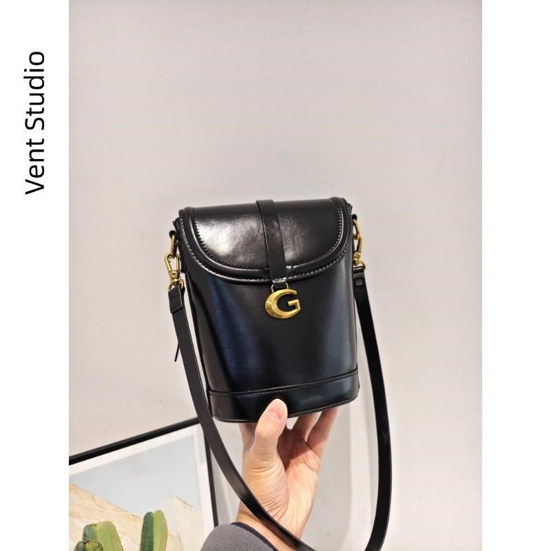 韩版亮面油蜡皮水桶包包女2024冬新款时尚单肩斜V挎包百搭通勤包,箱包皮具/热销女包/男包,水桶包,淘宝优惠券,粉丝福利购,淘宝优惠卷