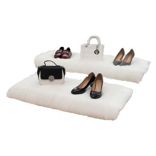 极速White plush carpet clothing shop window decoration table