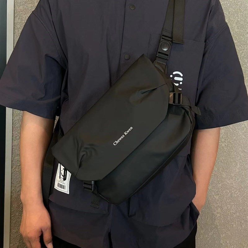 贵宝的包单肩斜挎包男潮撞色拼接小众设计运动背包胸包男生胸包