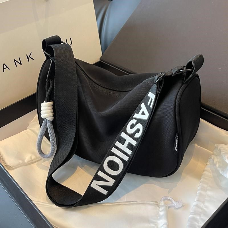 今年流行的休闲小包包女2024新款潮夏季爆款腋下包洋气斜挎帆布包