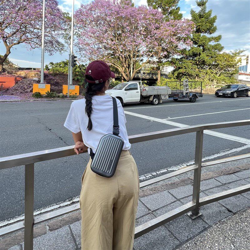 硬壳竖款胸包男斜挎包简约迷你行李箱背包旅行时尚单肩挎包防水