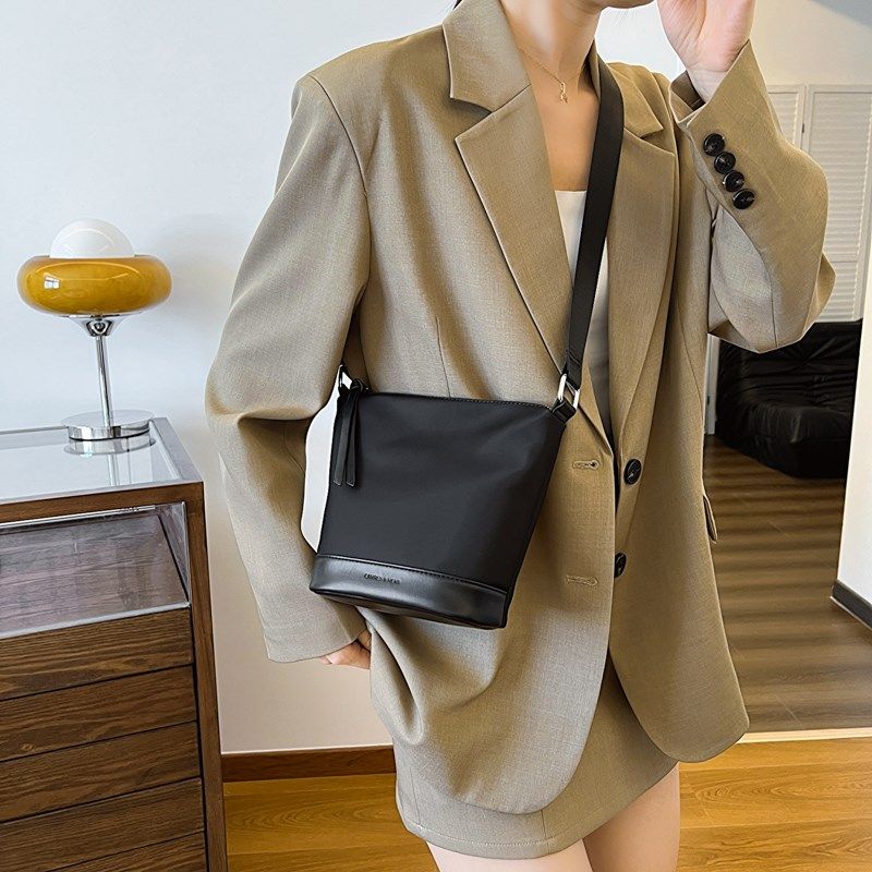 超火小包包女2024新款夏天轻便牛津布水桶包高级感百搭单肩斜挎包,箱包皮具/热销女包/男包,通用款女包,淘宝优惠券,粉丝福利购,淘宝优惠卷