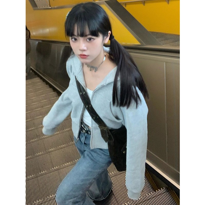 灰色正肩短款卫衣外套女春秋季修身美式复古辣妹薄款连帽开衫上衣