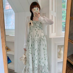 孕妇连衣裙套装时尚洋气时髦2024新款绿色碎花吊带裙两件套春秋夏