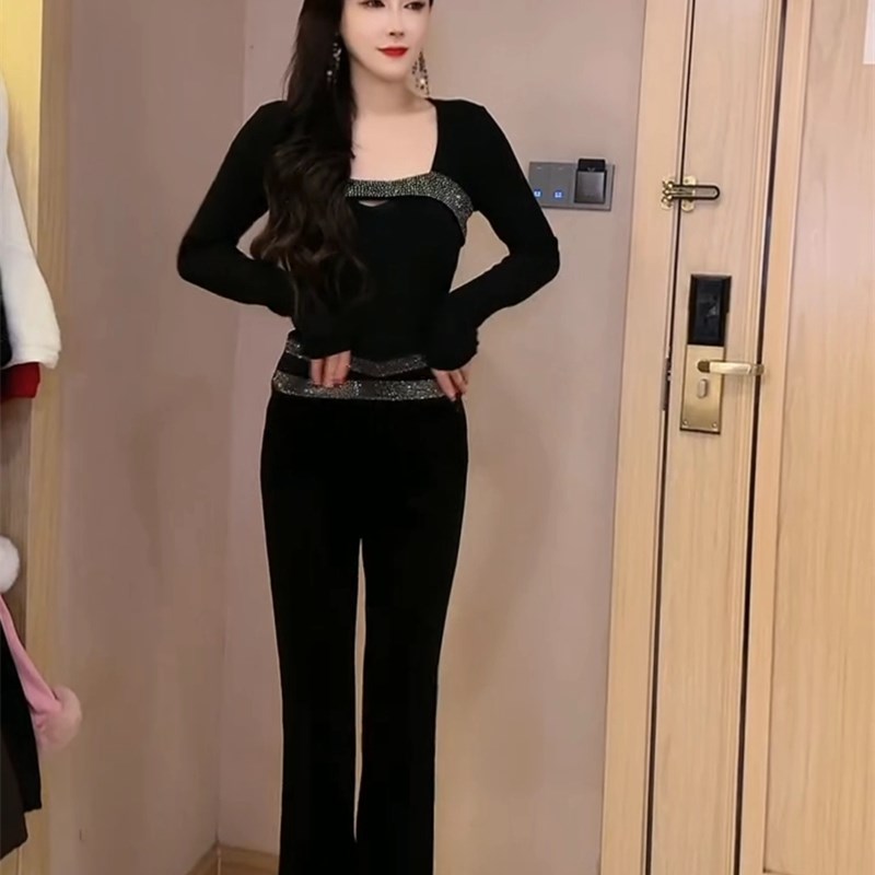 高级感时尚套装女2024春新v款气质烫钻V领t恤丝绒微喇裤显瘦两件
