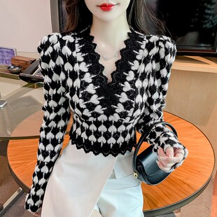 v领蕾丝打底衫女款2025年x新款春季独特漂亮小衫收腰短款长袖上衣