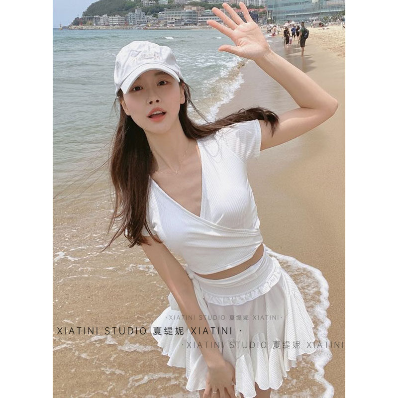 泳衣女2023爆款新款高级感网红风保守遮肚子分体裙式三件套泡温泉