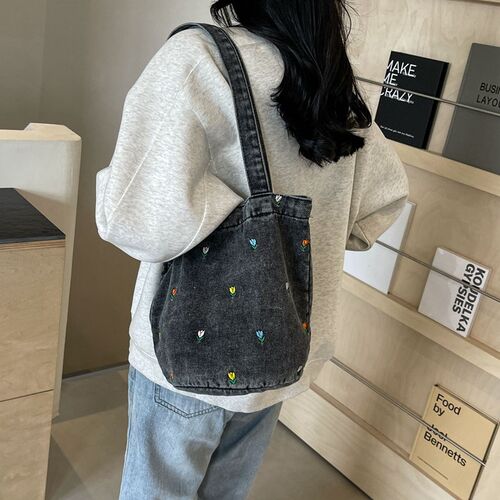 秋季冬季大容量通勤水桶包包女2024新款刺绣小花牛仔帆布包单肩包