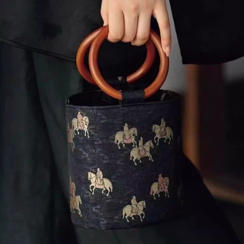 2024新款圆环宋锦唐马图复古发财水桶包圆筒包春夏新中式国风潮,箱包皮具/热销女包/男包,水桶包,淘宝优惠券,粉丝福利购,淘宝优惠卷