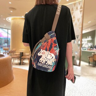 休闲包包女2024新款时尚百搭女士斜挎包运动小包高级轻便女式胸包