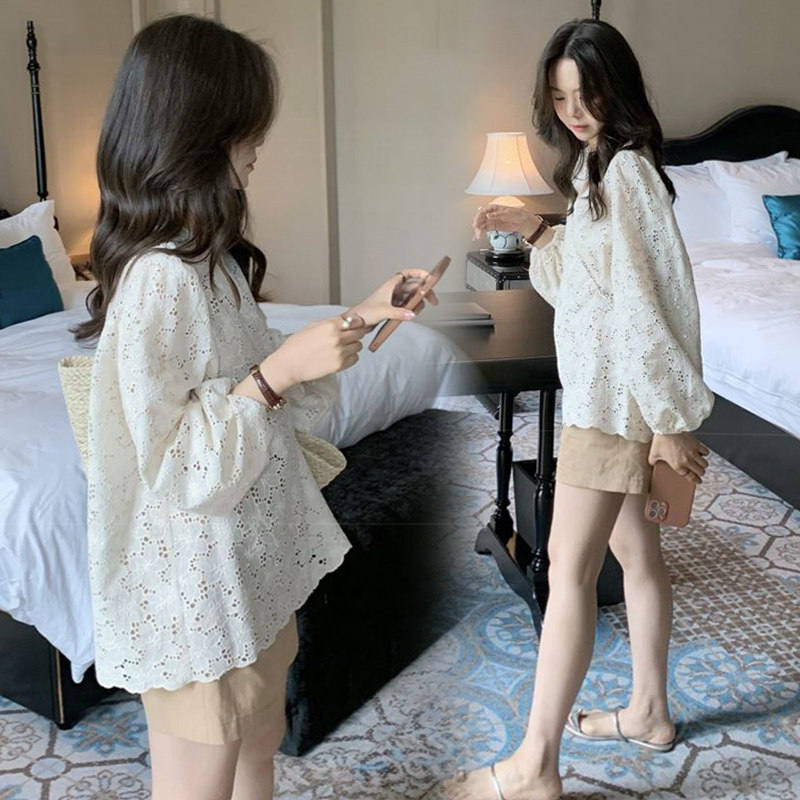 출산 정장 봄과 여름 얇은 V 넥 느슨한 중공 자수 레이스 베이비 돌 탑 반바지 투피스 세트