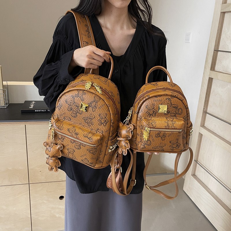 高级感印花双肩包女2024新款小众学生侧铆钉书包大容量旅行背包
