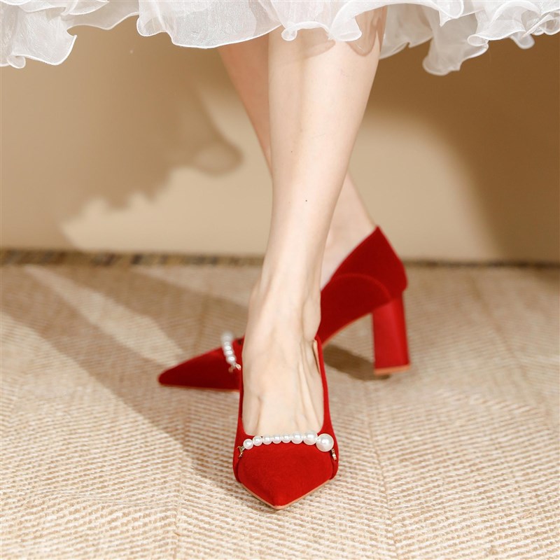 2025新款红色绝美婚鞋新娘鞋晚晚温柔风粗跟尖头珍珠单鞋日常高跟