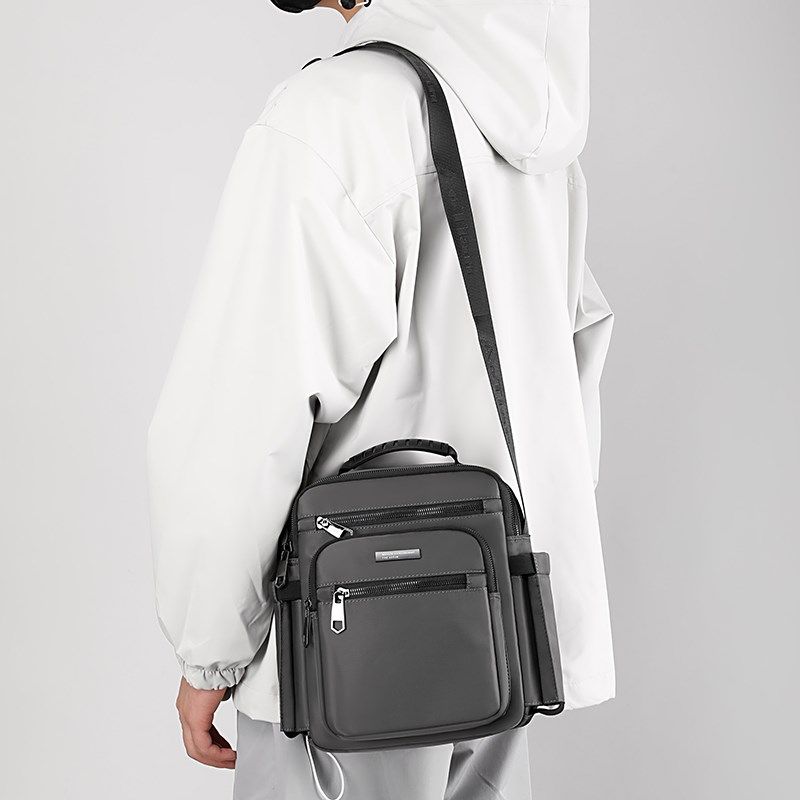 斜挎包男大容量牛津布新款通勤邮差包男士户外放水杯爸爸斜挎背包