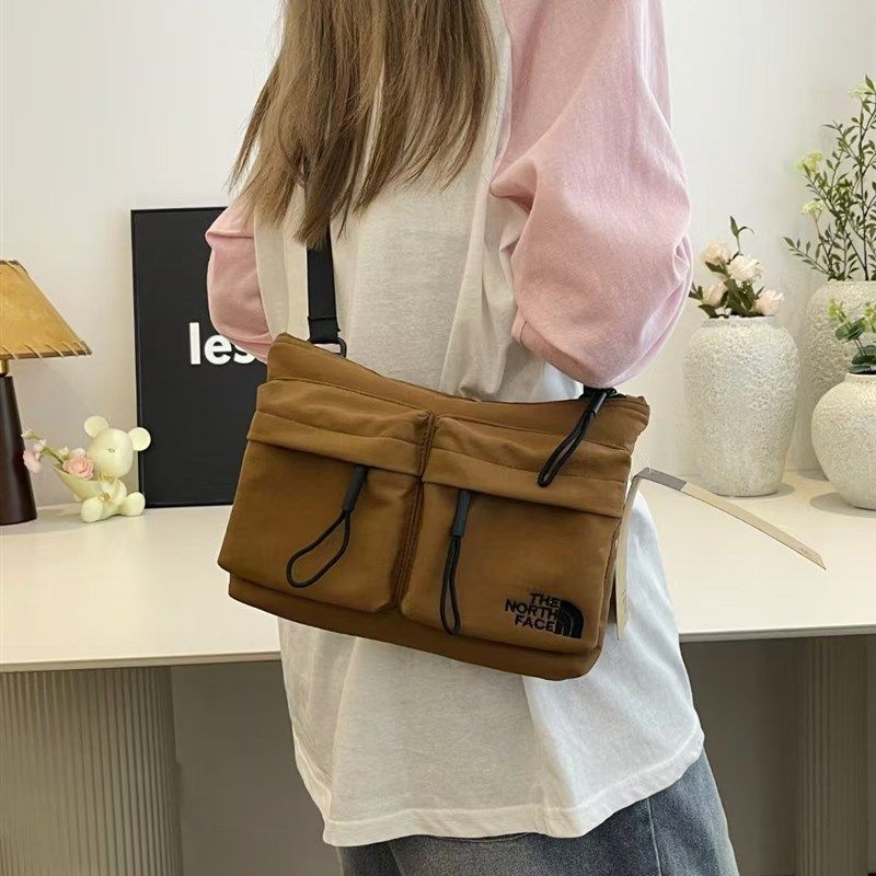 2025新款休闲斜挎女包运动轻便单肩包女士时尚通勤百搭小包包,箱包皮具/热销女包/男包,时尚帆布包,淘宝优惠券,粉丝福利购,淘宝优惠卷