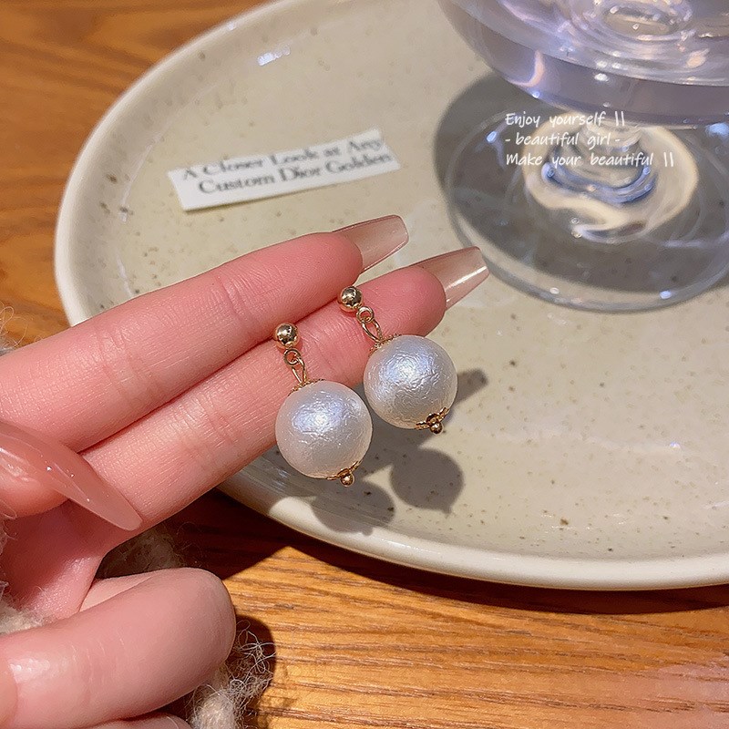 现货法式温柔棉花珍珠气质耳环女赫本D风mona同款小众耳钉轻奢精