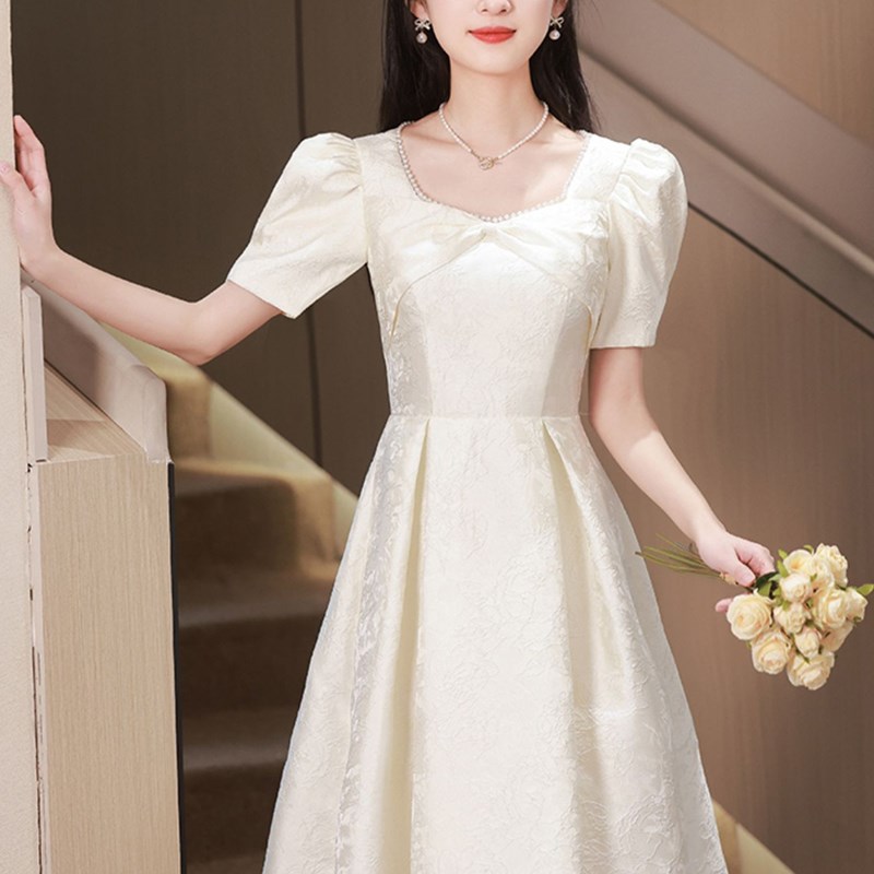 小晚礼服高级感平时可穿订婚连衣裙日常法式方领夏领证登记小白裙