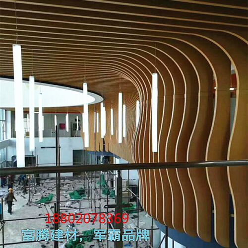 弧形方通吊顶 弧形方通天花 走B廊弧形天花方通木纹弧形铝方通立